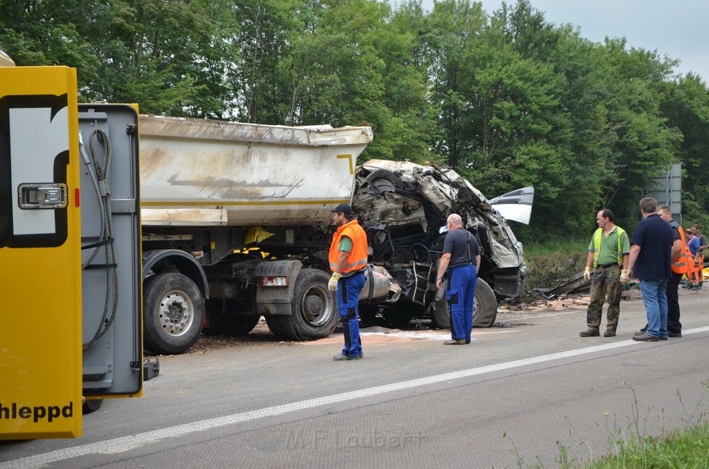 LKW umgestuerzt A 1 Rich Saarbruecken P257.JPG